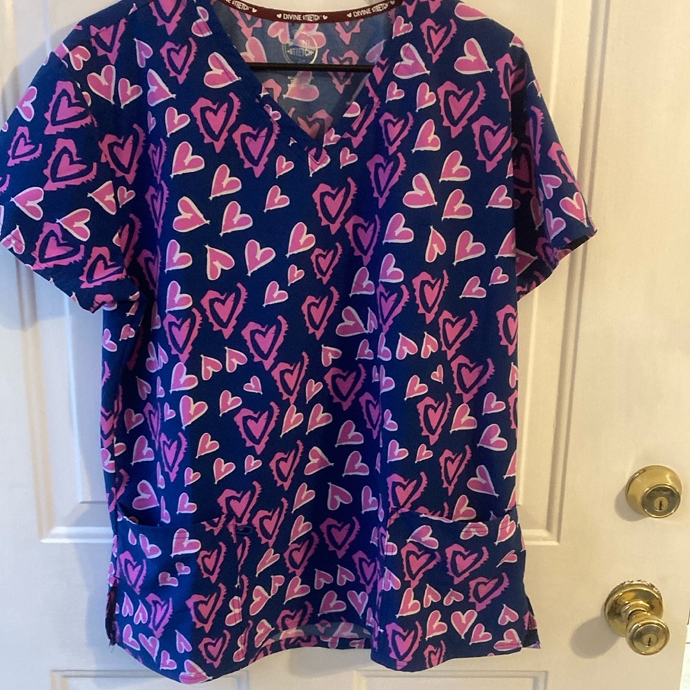 Divine Stretch V Neck scrubs top; size L; 93% poly/7% span - preowned